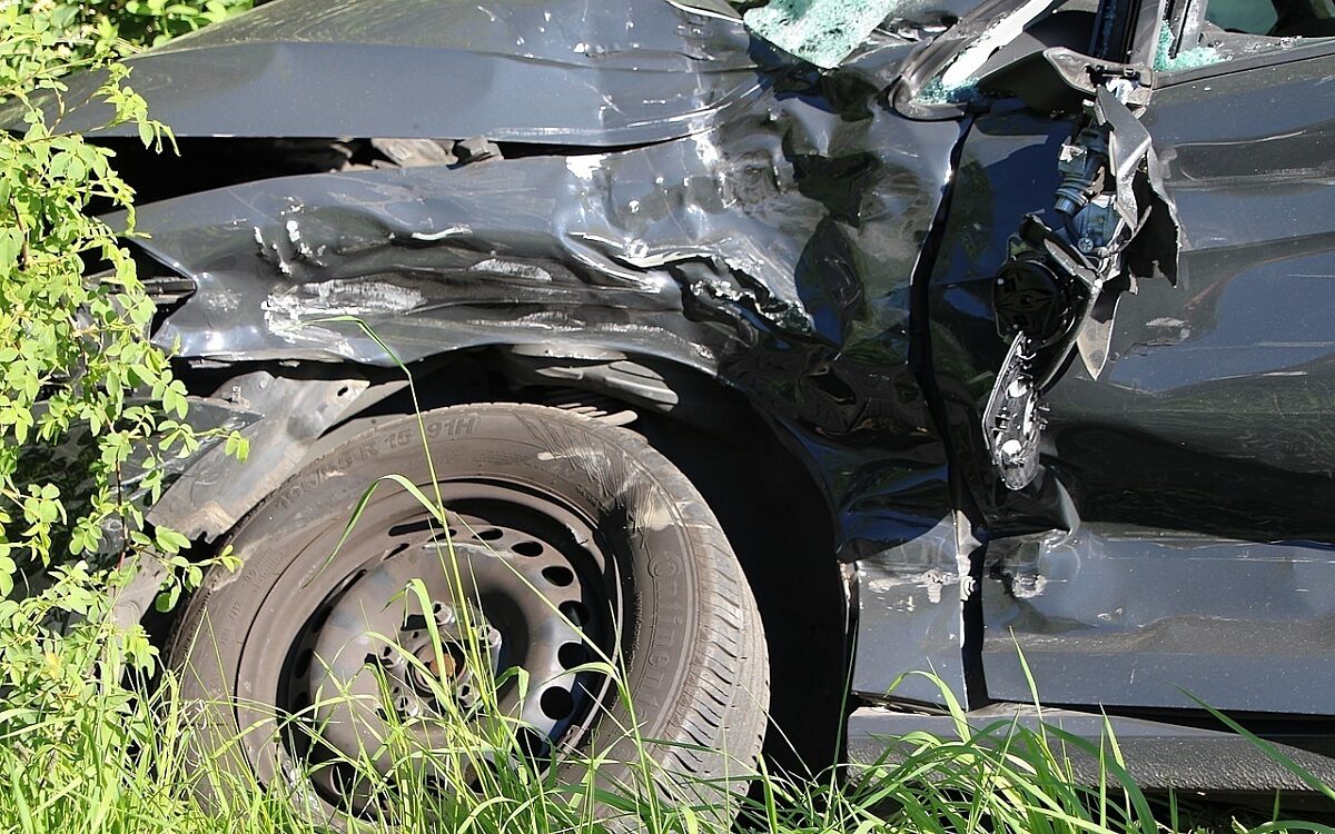 beschädigtes Auto in Graben beschädigtes Auto in Graben