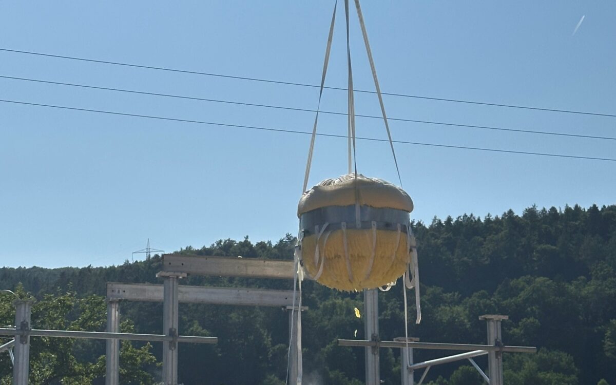 Bild Kloss in der Luft Bild Kloss in der Luft