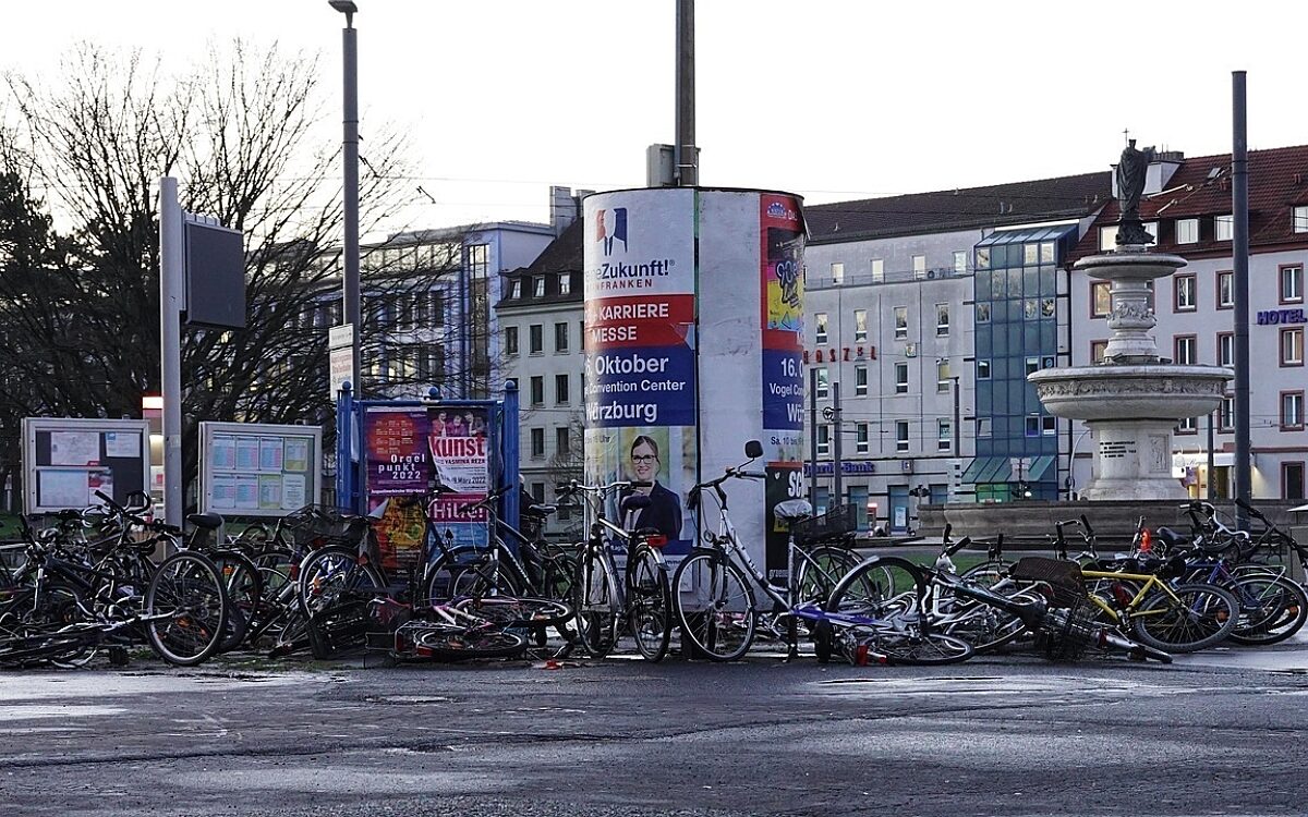 Fahrräder am Würzburger Bahnhof Fahrräder am Würzburger Bahnhof