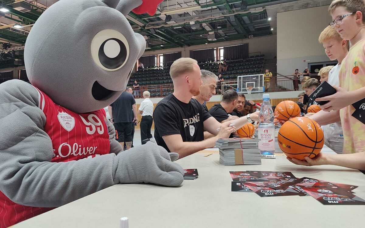 Würzburger Baskets Testspielsieg gegen Istanbul 2 Würzburger Baskets Testspielsieg gegen Istanbul 2
