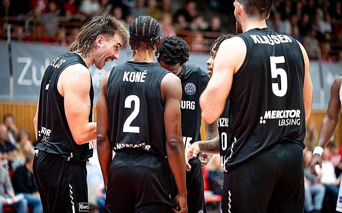 Besprechung Spieler Fit One Wuerzburg Baskets Heimspiel2 Besprechung Spieler Fit One Wuerzburg Baskets Heimspiel2