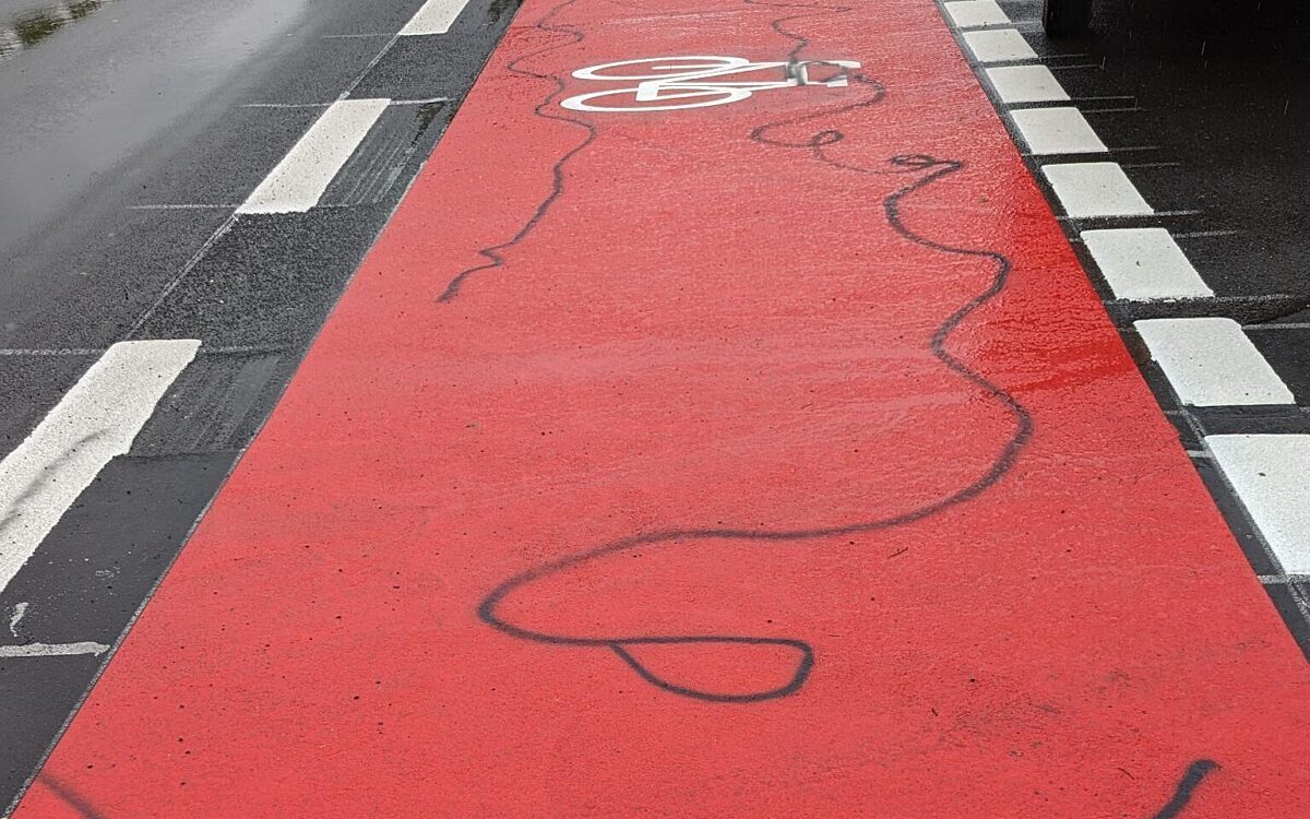 Besprühte Fahrbahnmarkierungen Karlstadt Besprühte Fahrbahnmarkierungen Karlstadt