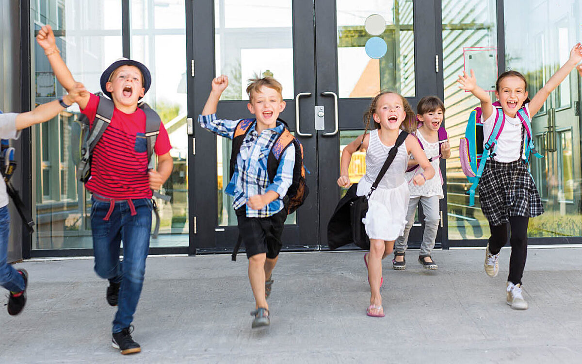 Schüler einer Grundschule auf dem Weg in die Ferien Schüler einer Grundschule auf dem Weg in die Ferien