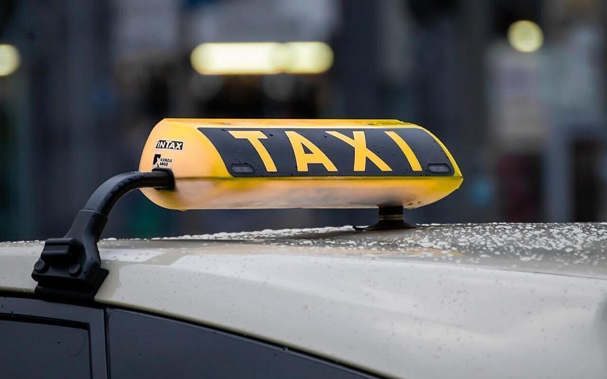 Das Dach eines Taxis