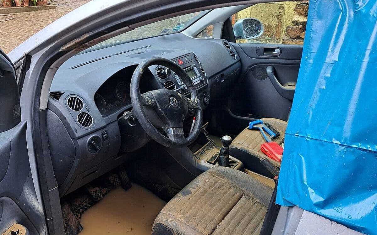 Das Innere eines durchfluteten Autos Das Innere eines durchfluteten Autos