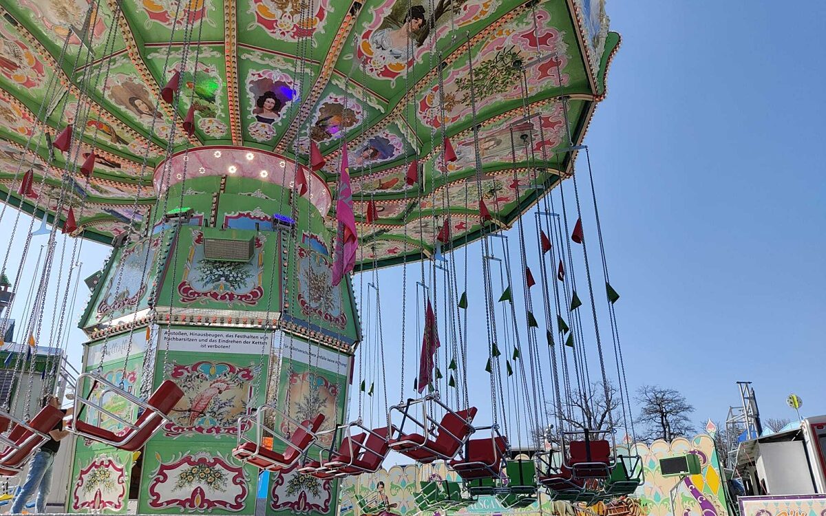 Das Kettenkarussell auf dem Frühjahrsvolksfest 2022 Das Kettenkarussell auf dem Frühjahrsvolksfest 2022