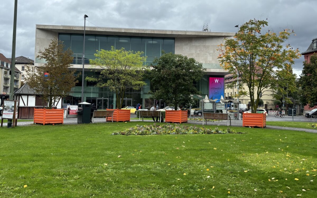 Das Mainfrankentheater hinter dem Theaterplatz