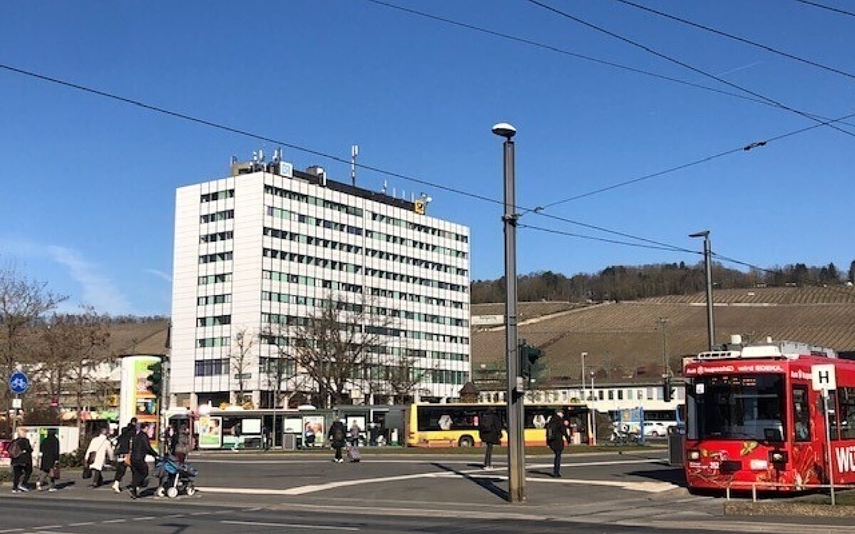 Das Postgebäude am Würzburger Bahnhof Das Postgebäude am Würzburger Bahnhof