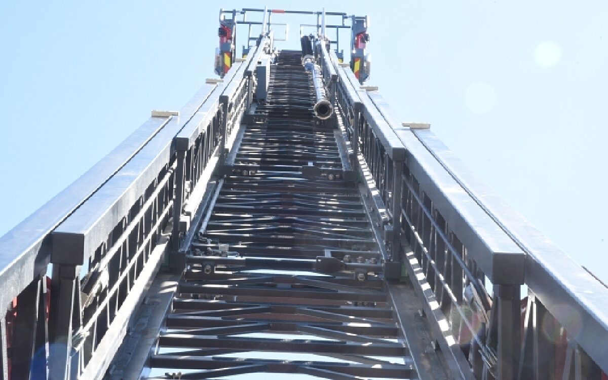 Das ist eine Drehleiter vom Feuerwehrauto der Wuerzburger Feuerwehr von unten Das ist eine Drehleiter vom Feuerwehrauto der Wuerzburger Feuerwehr von unten