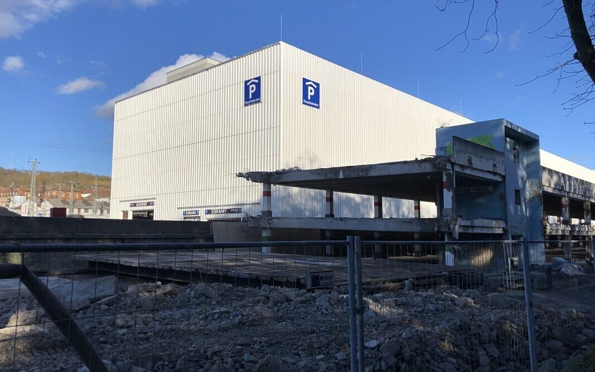 Das neue Parkhaus am Hbf hinter dem abgerissenen Quellenbachparkhaus Das neue Parkhaus am Hbf hinter dem abgerissenen Quellenbachparkhaus