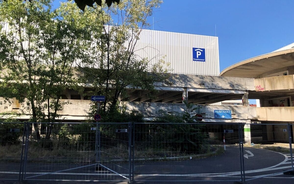 Das neue Parkhaus am Hauptbahnhof Würzburg hinter dem Quellenbachparkhaus Das neue Parkhaus am Hauptbahnhof Würzburg hinter dem Quellenbachparkhaus