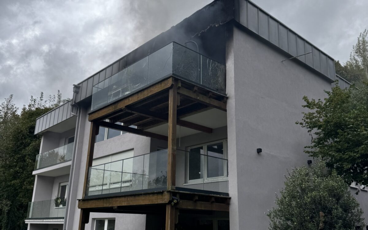 Der Brand ist auf dem Balkon ausgebrochen Lohr Mehrfamilienhaus Der Brand ist auf dem Balkon ausgebrochen Lohr Mehrfamilienhaus