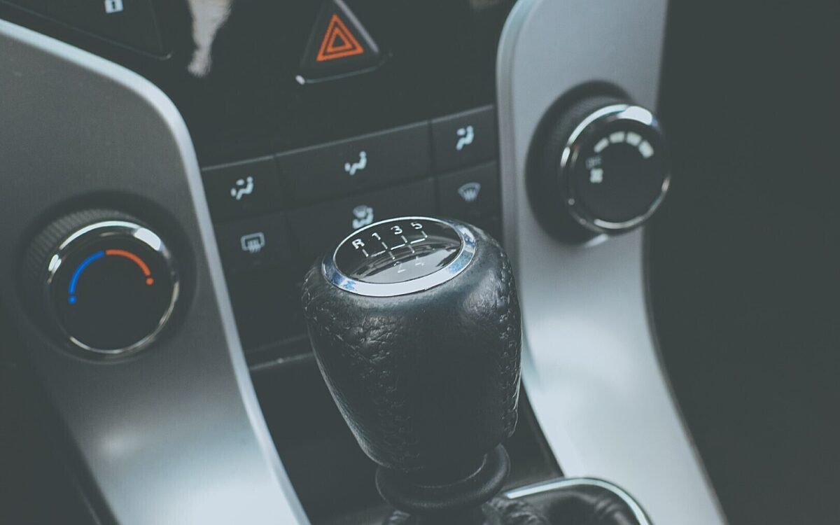 Der eingelegte Gang bei einem Auto Der eingelegte Gang bei einem Auto