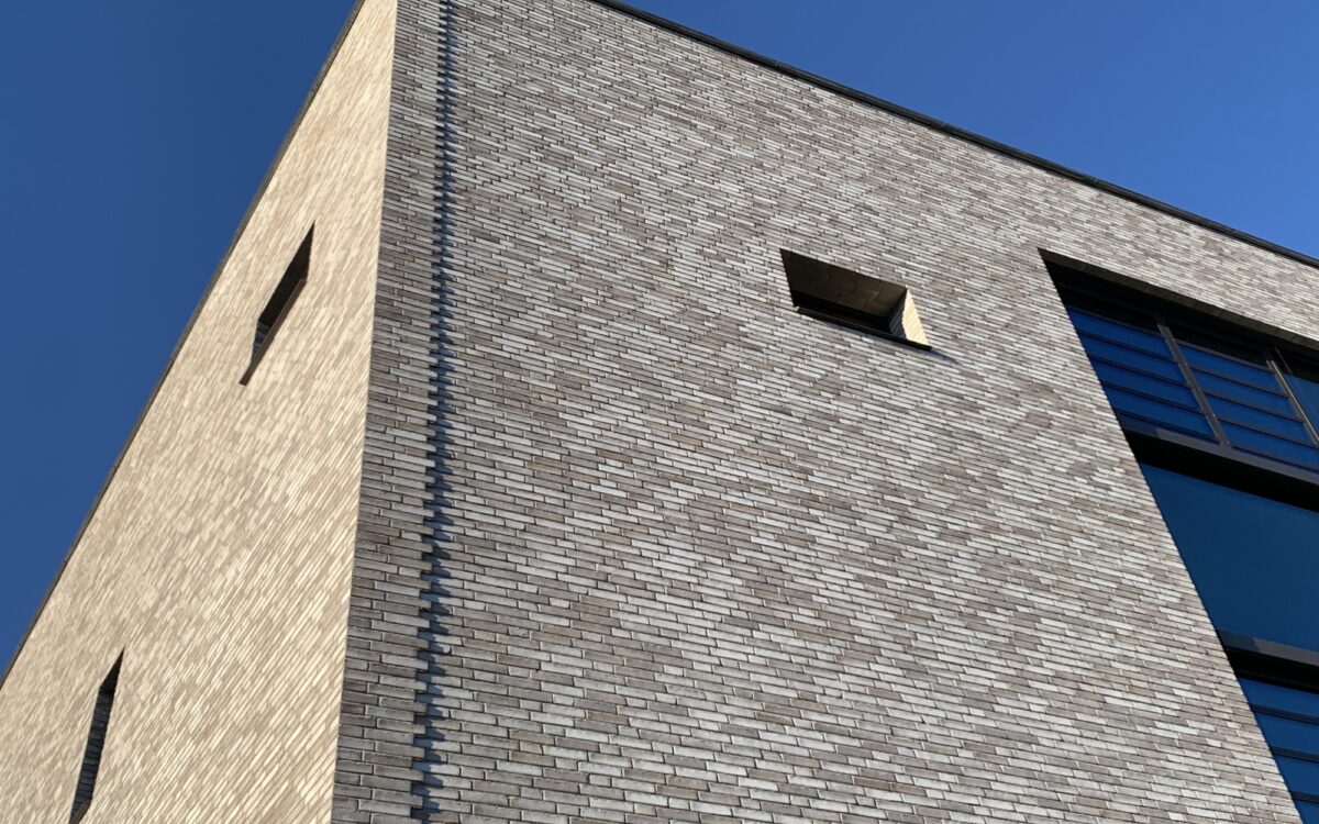 Die Aussenfassade der Stadthalle Lohr ist beschädigt