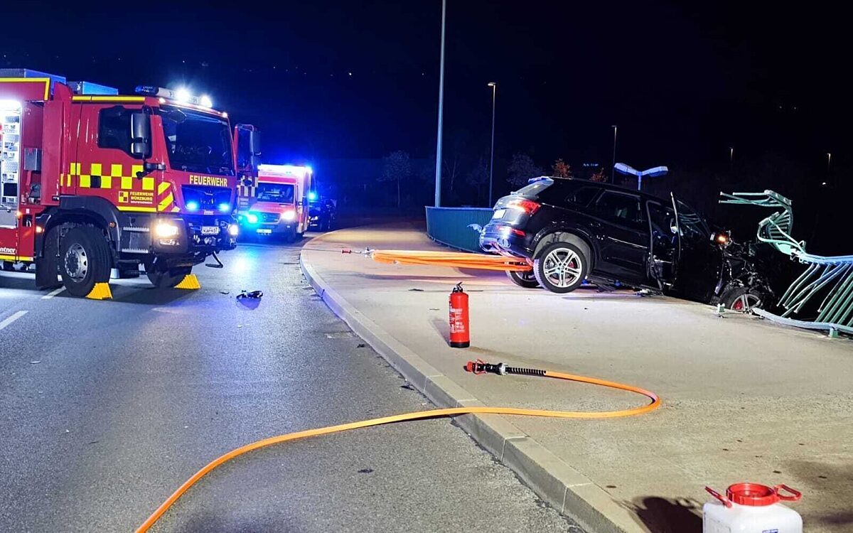 Die Feuerwehr zieht das Auto zurück Die Feuerwehr zieht das Auto zurück