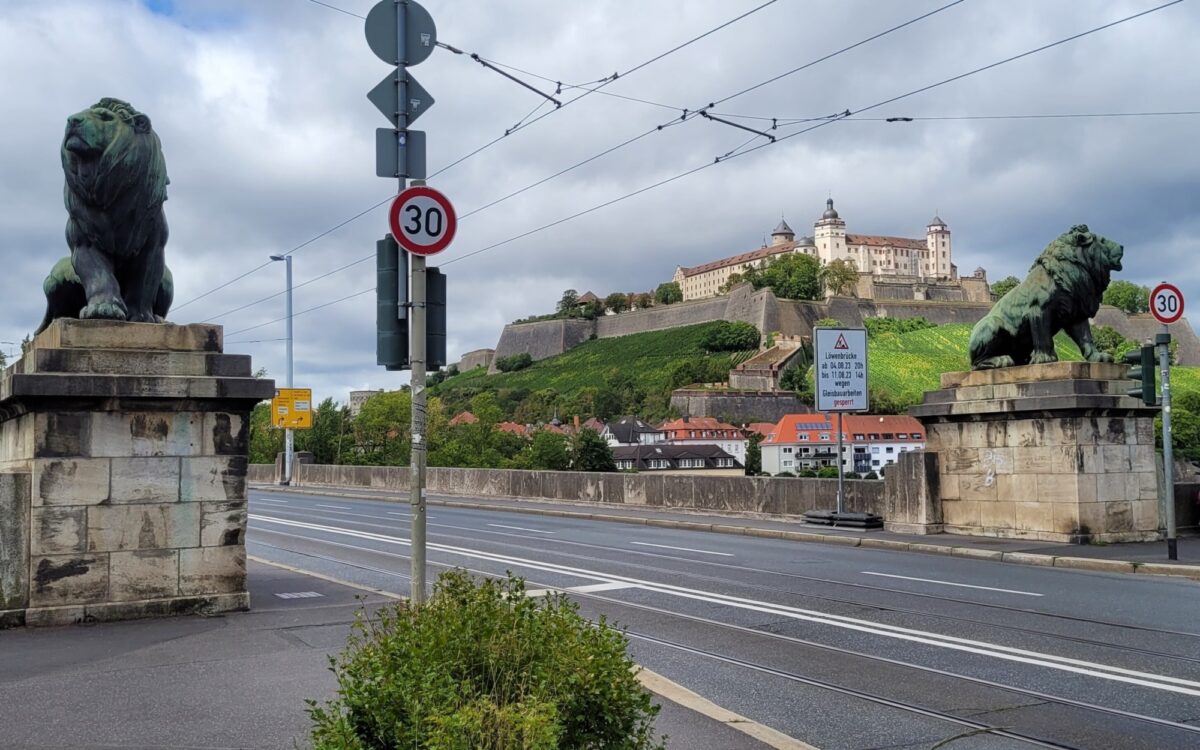 Die Würzburger Löwenbrücke Sperrung Die Würzburger Löwenbrücke Sperrung