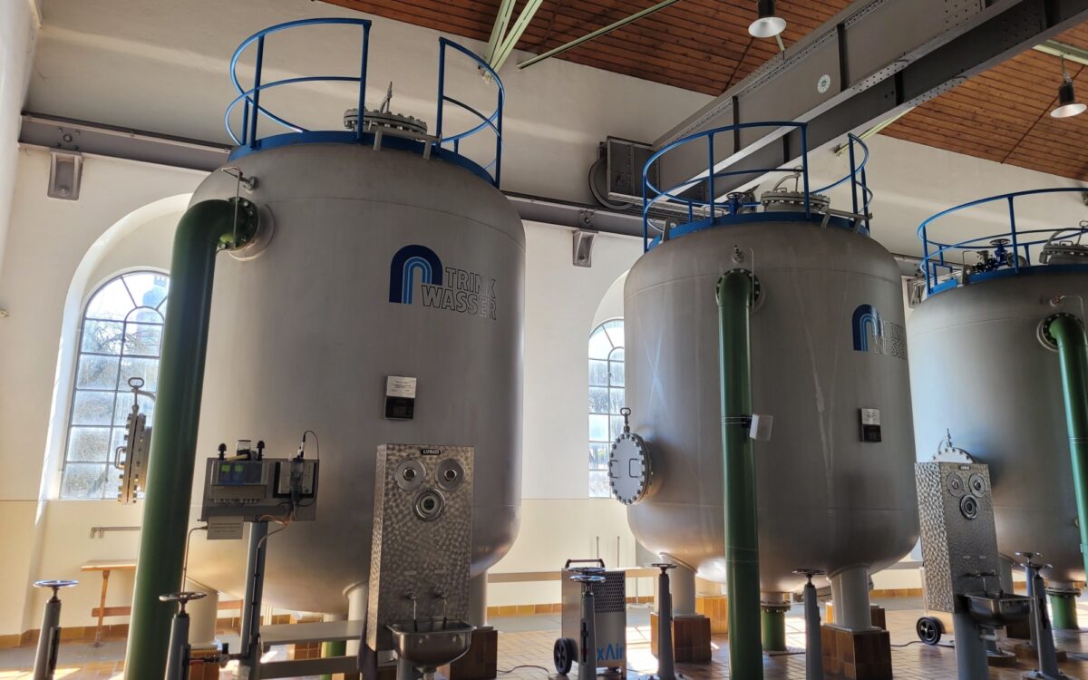 Drei Trinkwassertanks im Wasserwerk