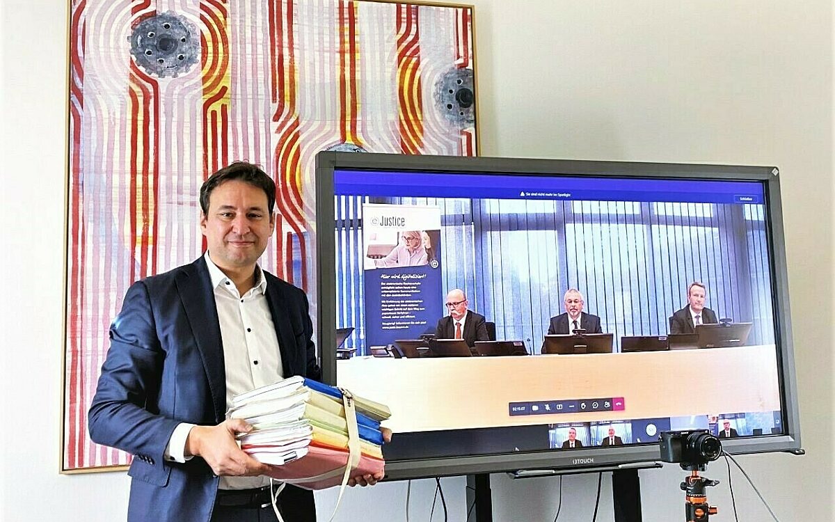 Justizminister Georg Eisenreich stellt neue elektronische Akte vor Justizminister Georg Eisenreich stellt neue elektronische Akte vor