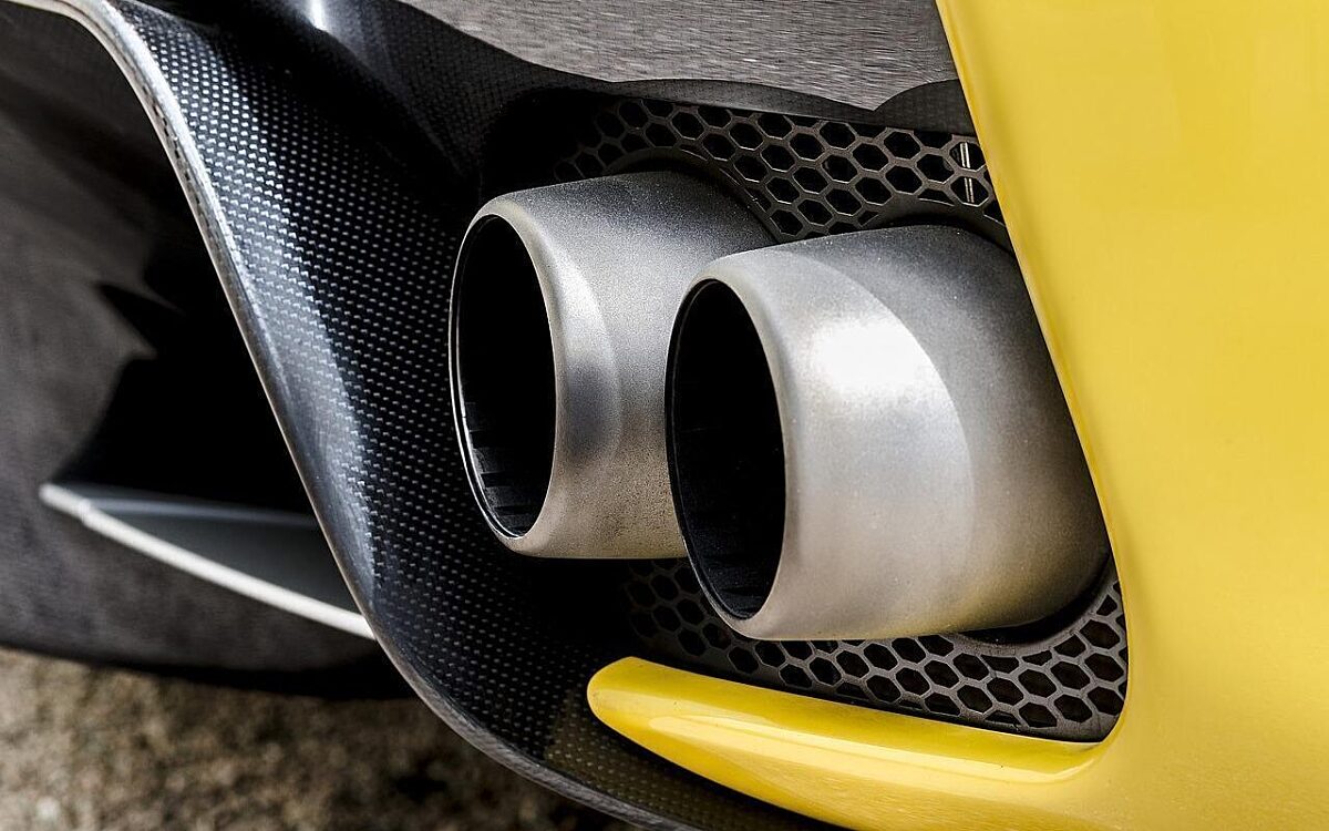 Ein Auspuff eines getunten Autos Ein Auspuff eines getunten Autos