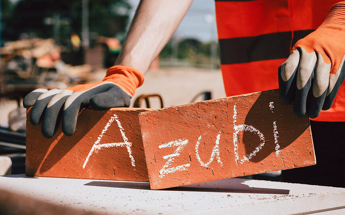Ein Auszubildender auf dem Bau Azubi Lehrling Ein Auszubildender auf dem Bau Azubi Lehrling