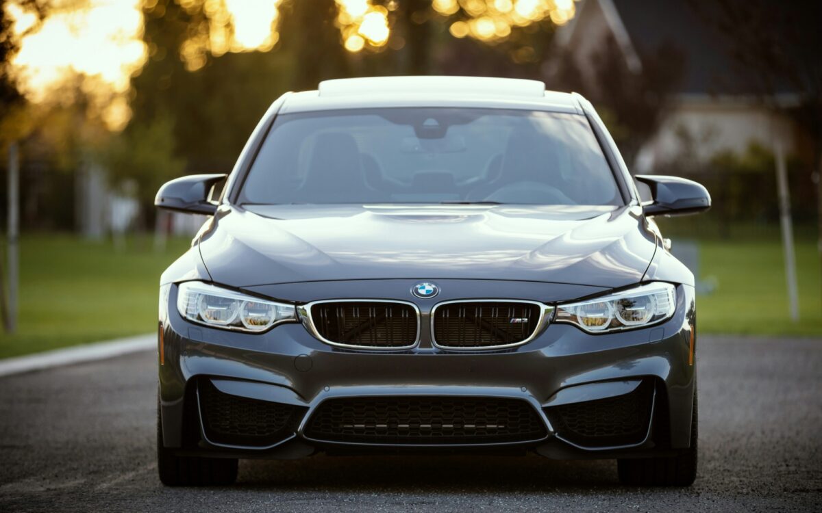 Ein Auto auf einer Strasse Ein Auto auf einer Strasse