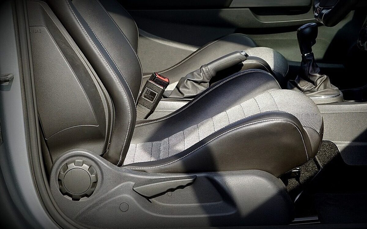 Ein Autoinnenraum mit Autositzen Ein Autoinnenraum mit Autositzen