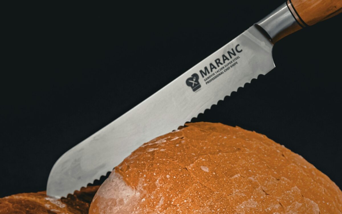Ein Brotmesser und Brot