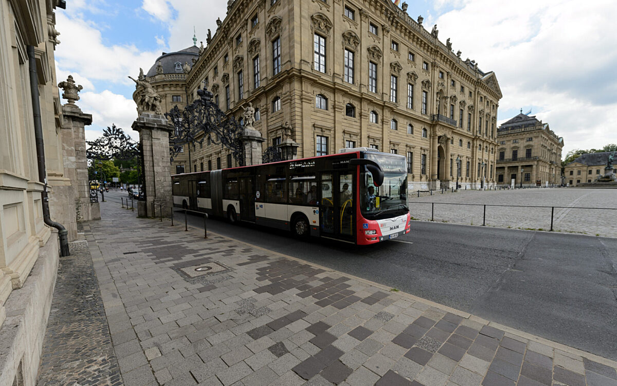 Ein Bus fährt durch das Würzburger Oeggtor Ein Bus fährt durch das Würzburger Oeggtor