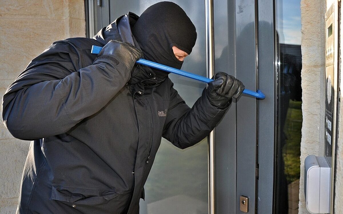 Ein Einbrecher bricht in ein Haus ein