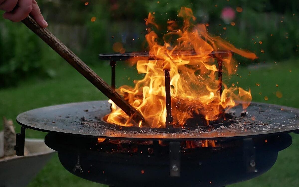 Ein Grillfeuer zum Grillen Ein Grillfeuer zum Grillen