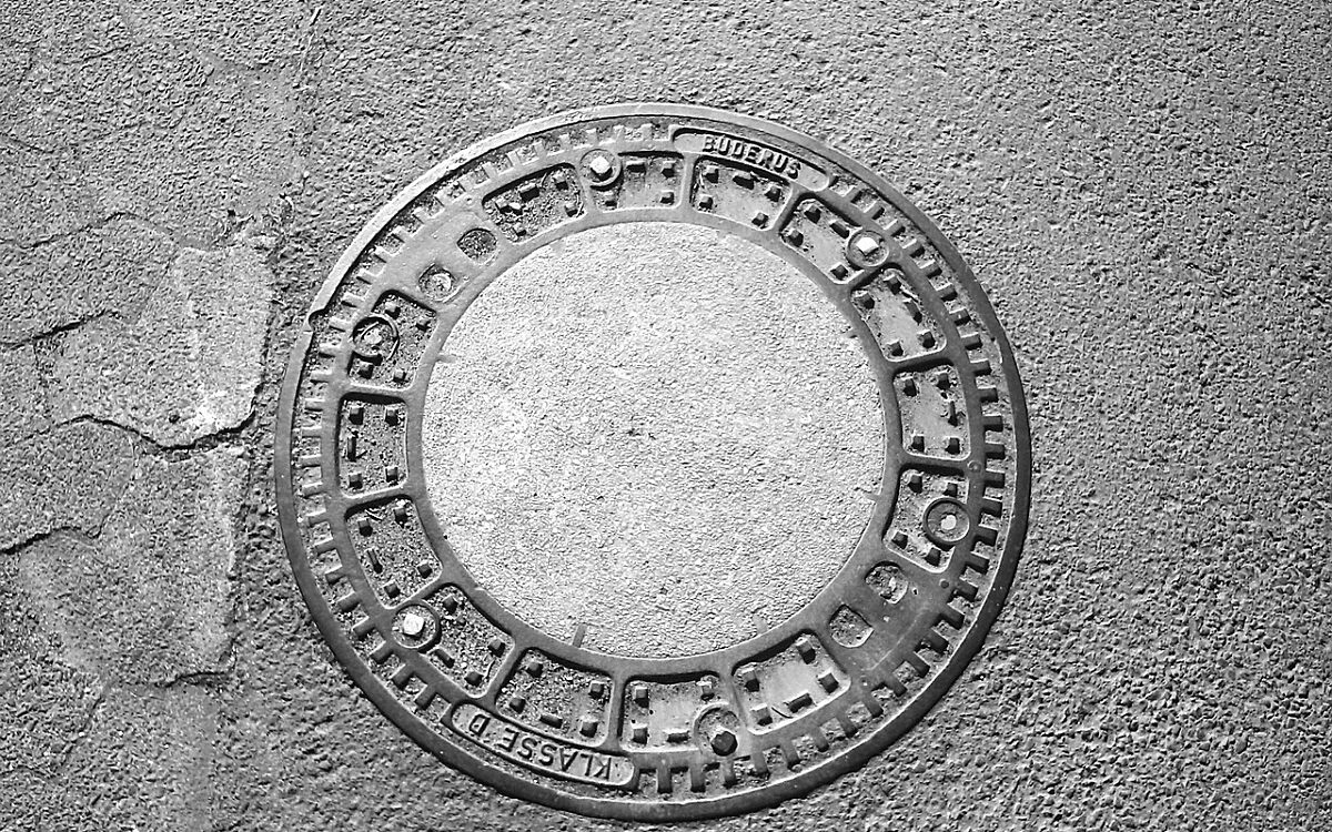 Ein Gullideckel Kanaldeckel Ein Gullideckel Kanaldeckel