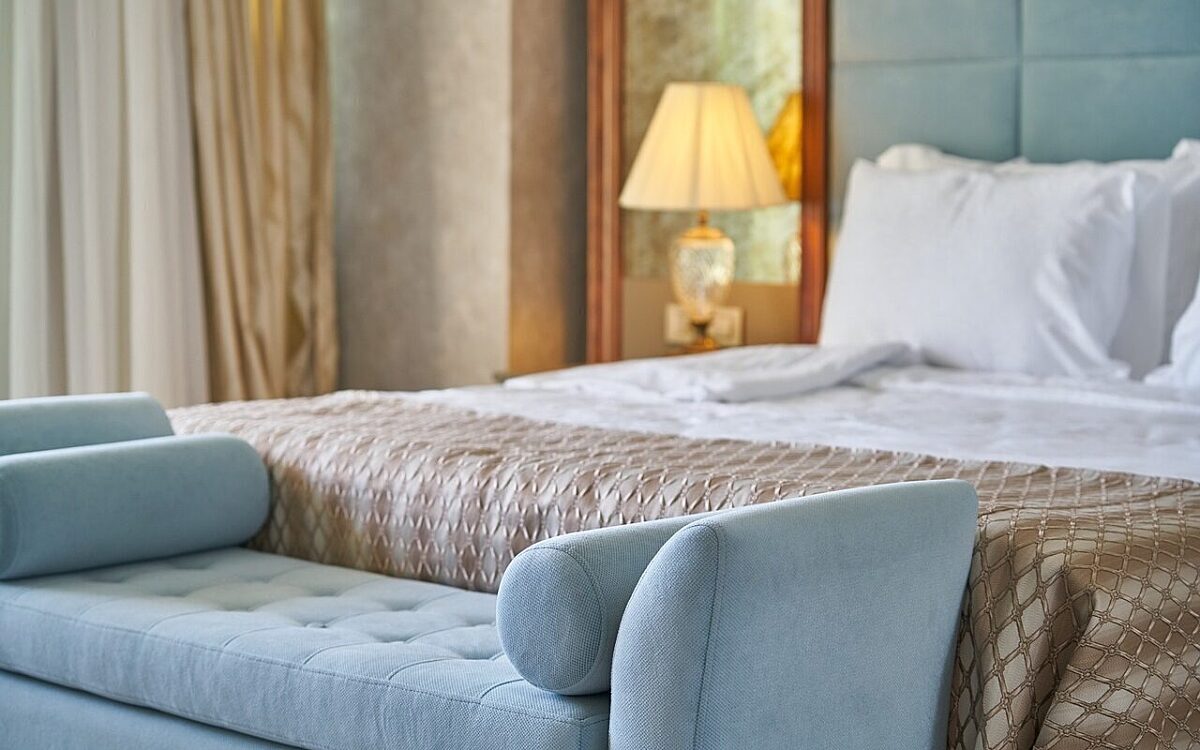 Ein Hotelzimmer mit einem Bett Ein Hotelzimmer mit einem Bett