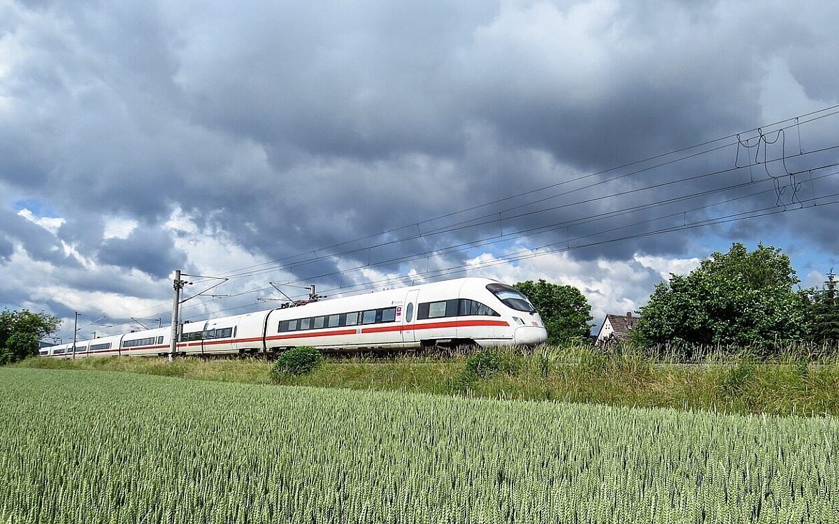 Ein ICE Zug fährt durch einen Landkreis Ein ICE Zug fährt durch einen Landkreis