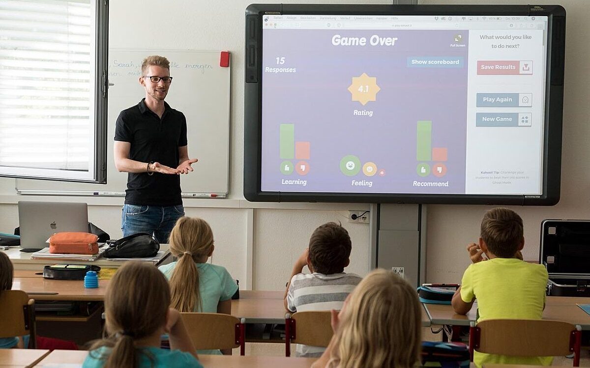Ein Lehrer vor einer Klasse Ein Lehrer vor einer Klasse