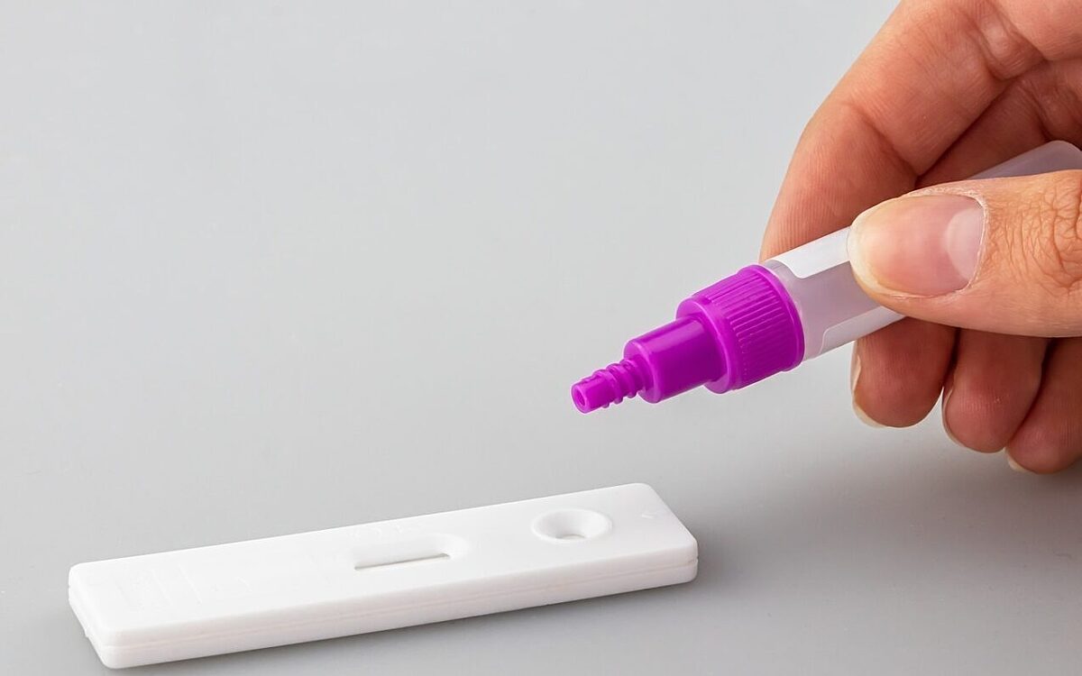 Ein Mensch macht einen Corona Schnelltest Ein Mensch macht einen Corona Schnelltest