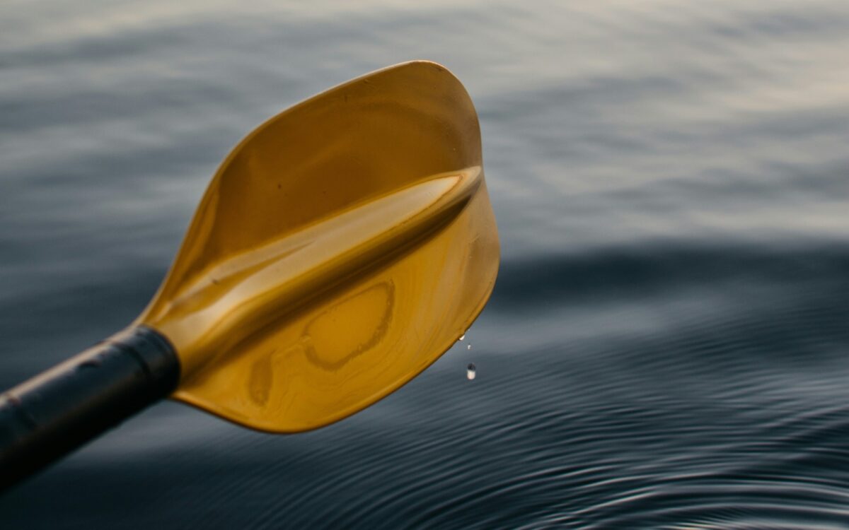 Ein Paddel von einem Kanu Ein Paddel von einem Kanu