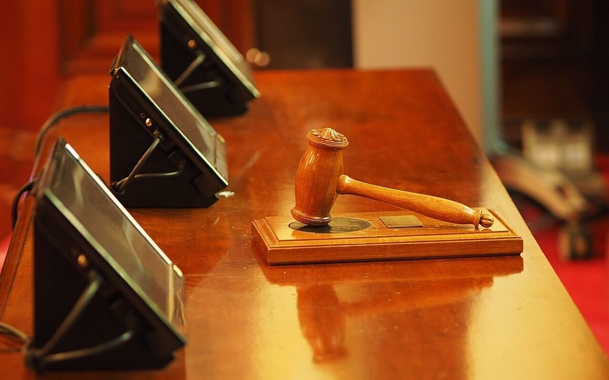 Ein Richterhammer in einem Gerichtssaal