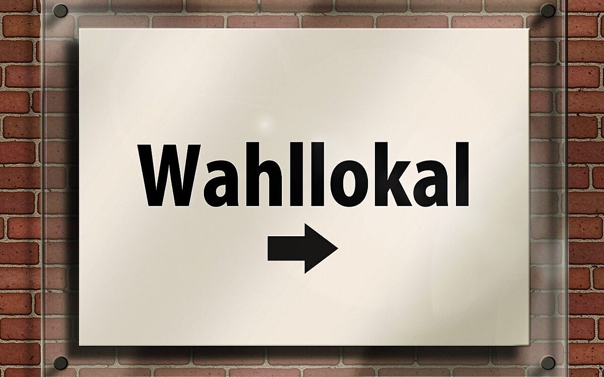Ein Schild eines Wahllokals Ein Schild eines Wahllokals