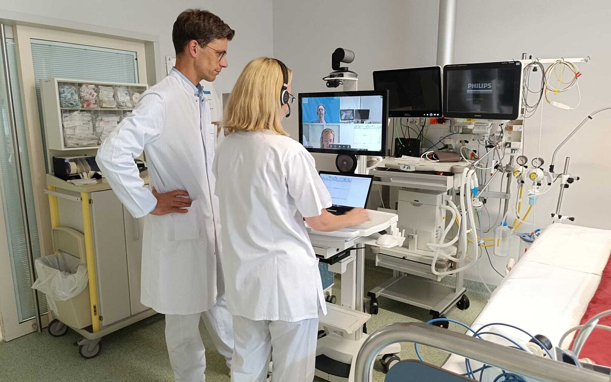 Ein Teleintensivwagen am UKW im Einsatz Ein Teleintensivwagen am UKW im Einsatz