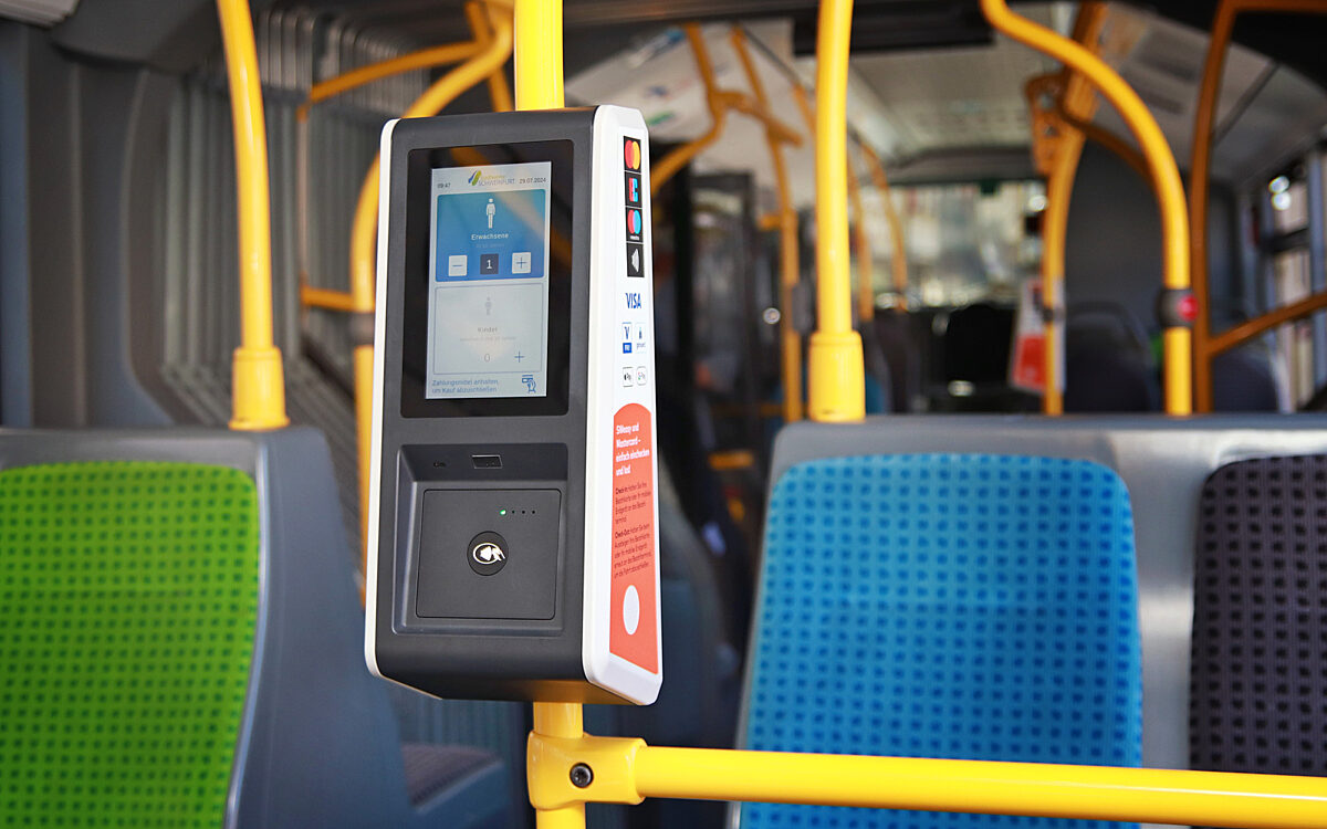 Ein Terminal für Bargeldloses Bezahlen im Bus Ein Terminal für Bargeldloses Bezahlen im Bus