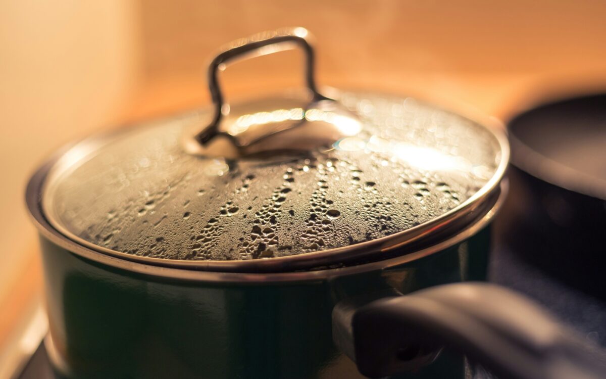 Ein Topf auf dem Herd kochen Wasser abkochen