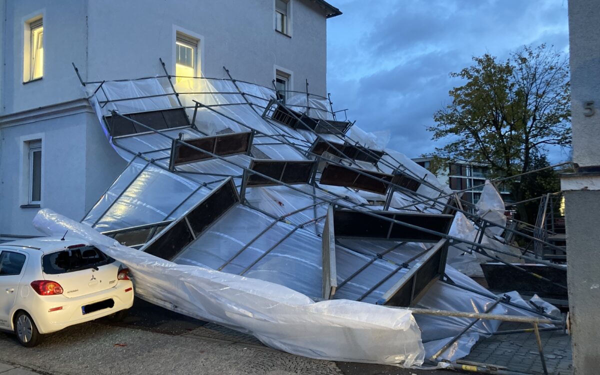 Ein eingestürztes Gerüst in der Zeppelinstraße Ein eingestürztes Gerüst in der Zeppelinstraße