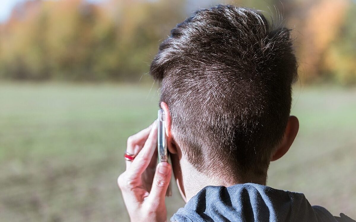 Telefonieren mit dem Smartphone Ein Mensch hat ein Handy am Ohr