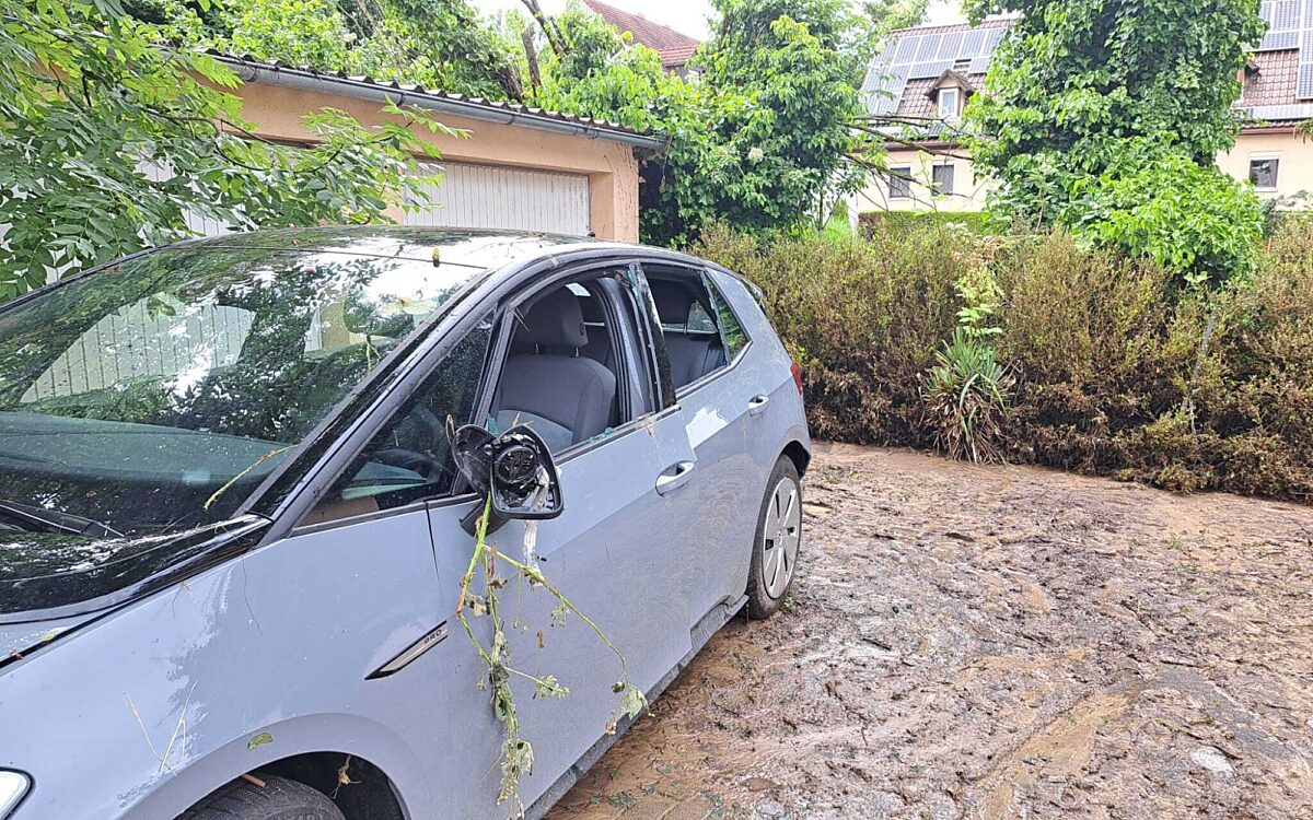 Ein kaputtes Auto, das weggespült wurde Ein kaputtes Auto, das weggespült wurde