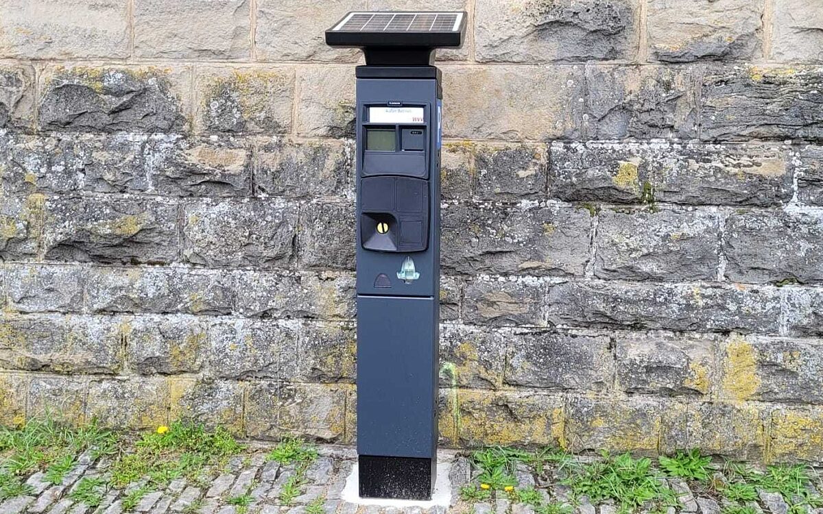 Ein schwarzer solarbetriebener Parkautomat Ein schwarzer solarbetriebener Parkautomat