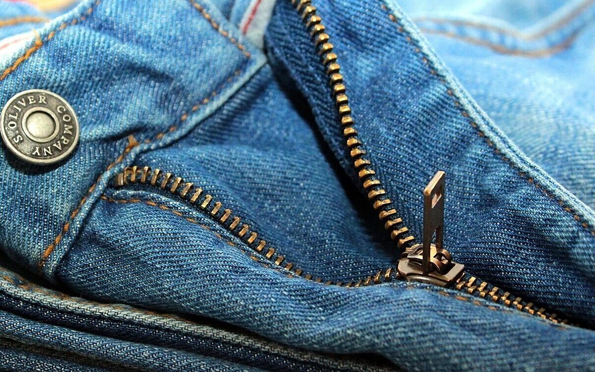 Eine Jeans mit geöffnetem Reißverschluss Eine Jeans mit geöffnetem Reißverschluss