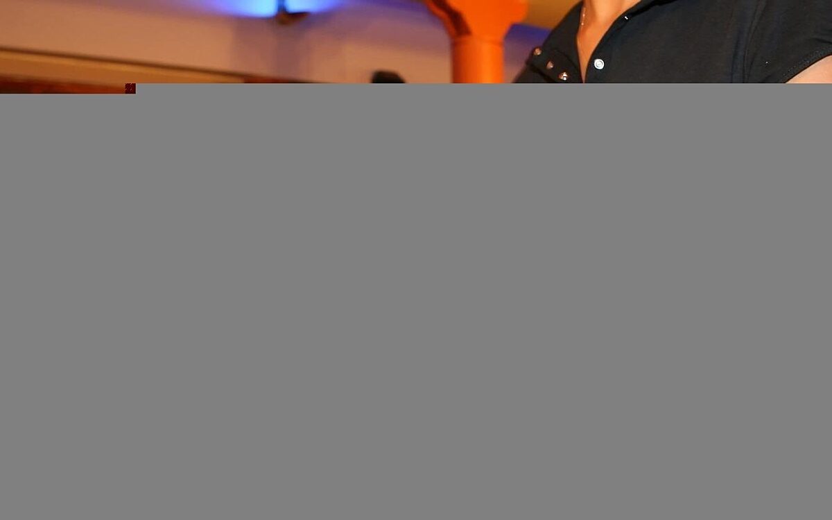 Eine Kellnerin trägt eine Speisekarte im Restaurant Eine Kellnerin trägt eine Speisekarte im Restaurant