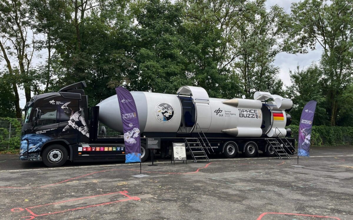 Eine Rakete Spacebuzz one auf dem Pausenhof der Friedrich Rueckert Grundschule Eine Rakete Spacebuzz one auf dem Pausenhof der Friedrich Rueckert Grundschule