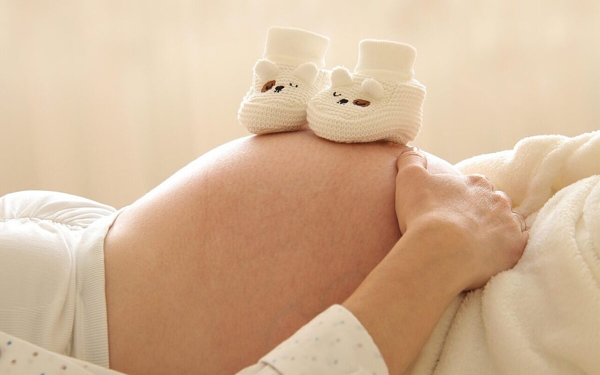 Eine Schwangere mit einem Baby-Bauch