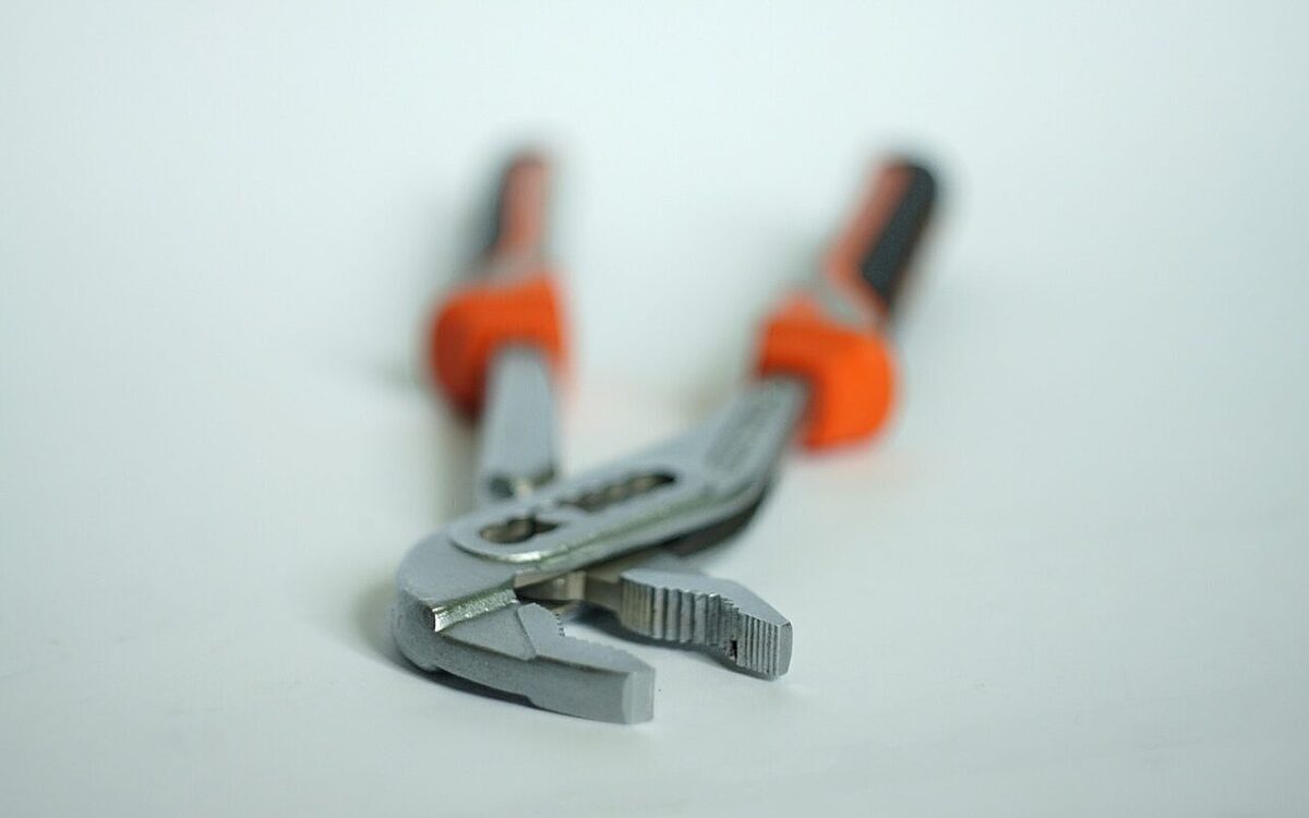 Eine Zange als Werkzeug Eine Zange als Werkzeug